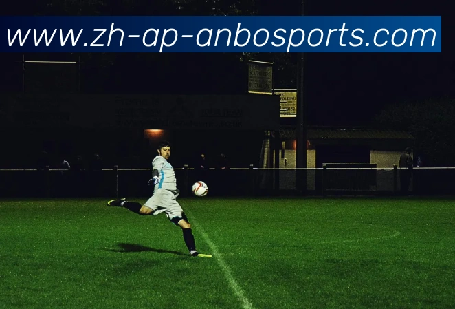 足球克鲁伊夫转身在紧凑比赛中如何为球员赢得摆脱空间